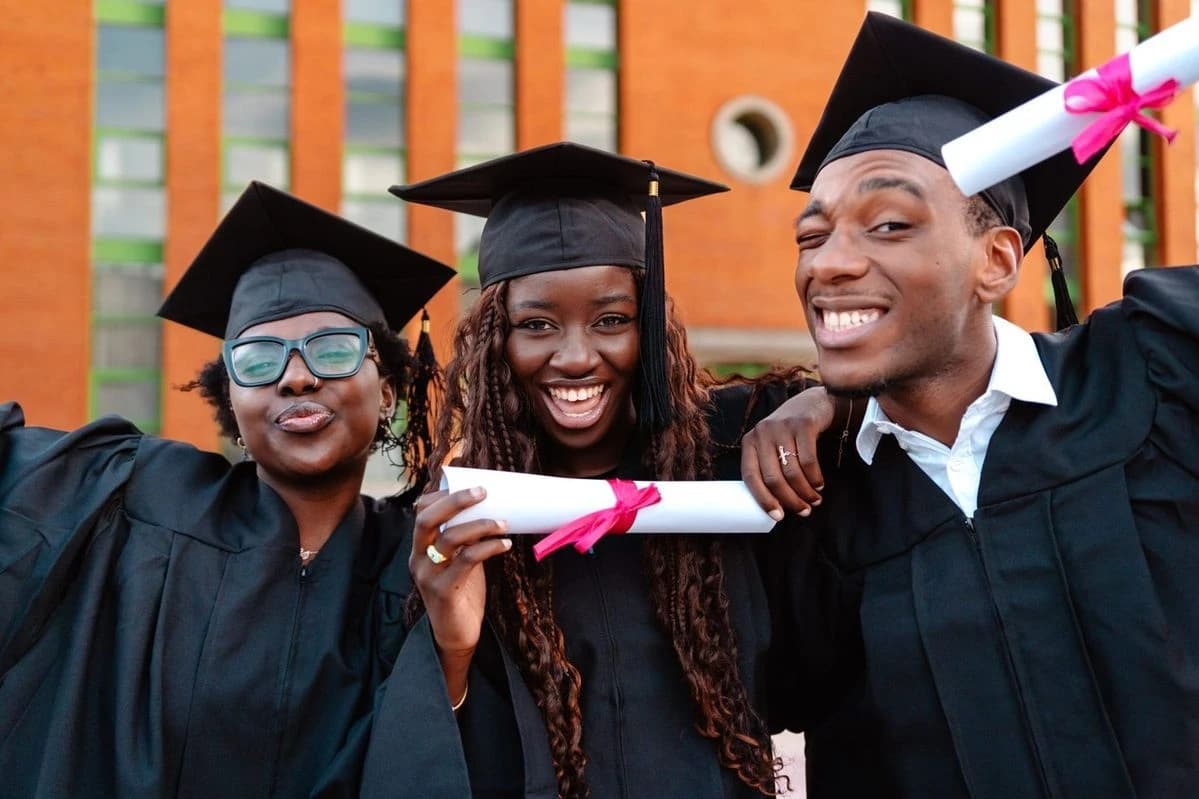 Étudiants diplômés